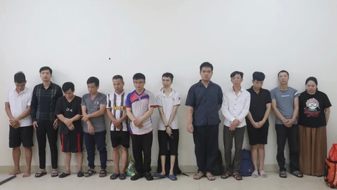 12 đối tượng điều hành, quản lý website “Thiendia2.cc” truyền bá văn hóa phẩm đồi trụy trên mạng Internet bị bắt giữ tại cơ quan điều tra. (Ảnh: TTXVN phát) 12 cá nhân điều hành, quản lý website “Thiendia2.cc” truyền bá văn hóa phẩm đồi trụy trên mạng Internet bị cơ quan điều tra bắt giữ - Ảnh: TTXVN