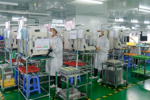 Công nhân sản xuất trong một nhà máy sản xuất linh kiện điện tử vốn FDI Hàn Quốc tại tỉnh Bắc Ninh - Ảnh: HÀ QUÂN Công nhân sản xuất trong một nhà máy sản xuất linh kiện điện tử vốn FDI Hàn Quốc tại tỉnh Bắc Ninh - Ảnh: HÀ QUÂN