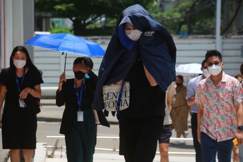 El Nino hay biến đổi khí hậu gây nắng nóng thiêu đốt ở châu Á?- Ảnh 1. Người dân thủ đô Bangkok, Thái Lan đi bộ dưới cái nắng gay gắt trưa 15-4 - Ảnh: BANGKOK POST
