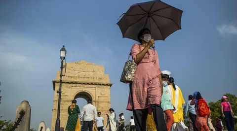 El Nino hay biến đổi khí hậu gây nắng nóng thiêu đốt ở châu Á?- Ảnh 4. Người dân thủ đô New Delhi đi bộ giữa thời tiết nắng nóng ngày 26-4 - Ảnh: BLOOMBERG