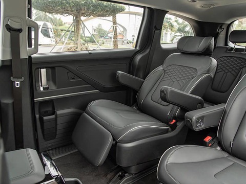 Tin tức giá xe: Hyundai Custin giảm tới gần trăm triệu tại đại lý- Ảnh 5. Hàng ghế thứ hai thiết kế 2 ghế độc lập kiểu hạng thương gia, hỗ trợ sạc không dây, bàn làm việc, để đồ - Ảnh: Đại lý Hyundai