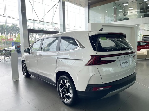 Tin tức giá xe: Hyundai Custin giảm tới gần trăm triệu tại đại lý- Ảnh 7. Trang bị an toàn của Hyundai Custin không thua kém các đối thủ trong cùng phân khúc. Xe có cảnh báo điểm mù, cảm biến áp suất lốp, camera 360 độ, 6 túi khí cùng một số tính năng tiên tiến như hỗ trợ giữ làn đường, ga tự động thích ứng, đèn pha tự động, cảnh báo mất tập trung... bên cạnh các trang bị an toàn cơ bản khác - Ảnh: Đại lý Hyundai