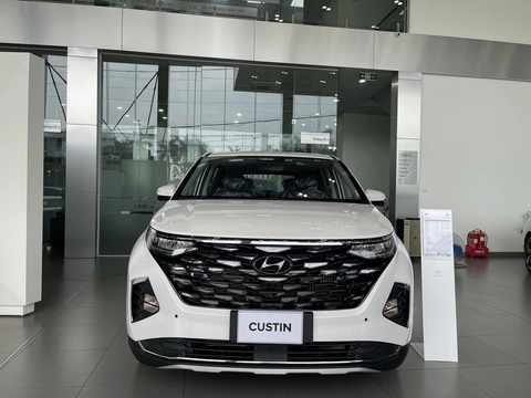 Tin tức giá xe: Hyundai Custin giảm tới gần trăm triệu tại đại lý- Ảnh 6. Hyundai Custin có 2 loại tùy chọn động cơ gồm máy xăng 1.5L và 2.0L. Máy 1.5L có công suất 168 mã lực, mô-men xoắn 253Nm, kết hợp số 8 cấp. Máy 2.0L có công suất 233 mã lực, mô-men xoắn 353Nm, kết hợp số 8 cấp - Ảnh: Đại lý Hyundai