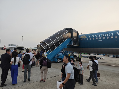 Tân Sơn Nhất thông thoáng dịp lễ 30-4, nhiều đường bay giảm giá vé- Ảnh 1. Nhiều đường bay giảm giá vé sau một giai đoạn tăng nóng trước lễ 30-4 - Ảnh: CÔNG TRUNG