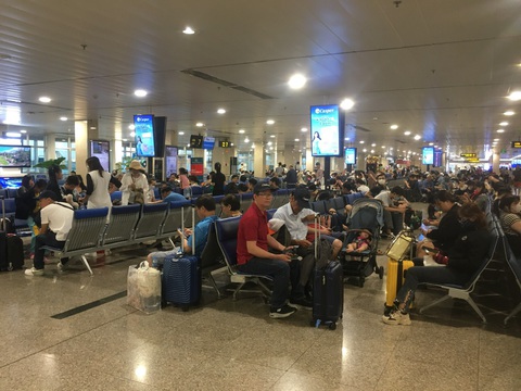 Tân Sơn Nhất thông thoáng dịp lễ 30-4, nhiều đường bay giảm giá vé- Ảnh 2. Bên trong sảnh chờ lên máy bay sáng 28-4 ở ga quốc nội Tân Sơn Nhất không quá đông - Ảnh: C.LINH