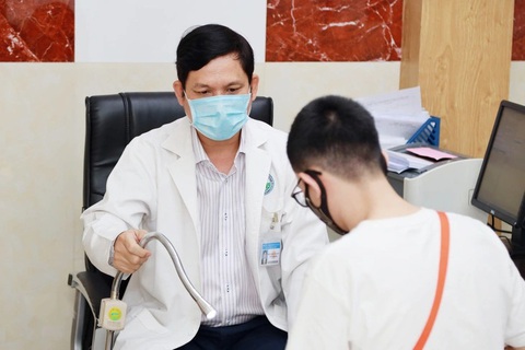 Dùng chung khăn tắm, vật dụng cá nhân không đúng cách, có nguy cơ lây nhiễm HPV?- Ảnh 1. Bác sĩ CKII Đoàn Văn Lợi Em cho biết HPV còn có thể lây truyền gián tiếp qua việc sử dụng những vật dụng cá nhân chung như khăn tắm, đồ lót - Ảnh: Bệnh viện cung cấp