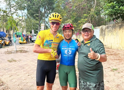 Làm hòa Lê Nguyệt Minh, Petr Rikunov thắng luôn chặng 23- Ảnh 1. Petr Rikunov và Lê Nguyệt Minh bắt tay làm hòa trước khi xuất phát chặng 23 - Ảnh: Liêm Lê