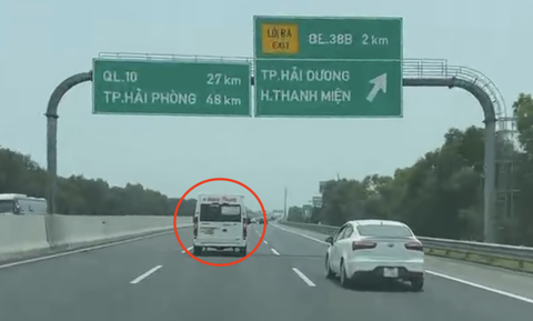 Phạt tiền và tước bằng lái tài xế xe limousine lạng lách trên cao tốc- Ảnh 1. Chiếc xe lạng lách trên cao tốc Hà Nội - Hải Phòng - Ảnh: Công an cung cấp