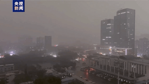 Lốc xoáy làm bầu trời Quảng Châu tối sầm, ngày 27-4 - Ảnh: CHINA DAILY Lốc xoáy làm bầu trời Quảng Châu tối sầm, ngày 27-4 - Ảnh: CCTV