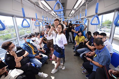 Người dân trải nghiệm tuyến metro số 1 Bến Thành - Suối Tiên Người dân trải nghiệm tuyến metro số 1 Bến Thành - Suối Tiên