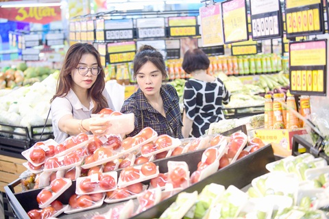Mục tiêu cuối cùng của tăng trưởng kinh tế là tạo ra thu nhập tốt hơn qua đó cải thiện, nâng cao mức sống của người dân. Trong ảnh: các bạn trẻ mua sắm tại một siêu thị ở quận 1, TP.HCM ngày 27-4 - Ảnh: QUANG ĐỊNH Mục tiêu cuối cùng của tăng trưởng kinh tế là tạo ra thu nhập tốt hơn qua đó cải thiện, nâng cao mức sống của người dân. Trong ảnh: các bạn trẻ mua sắm tại một siêu thị ở quận 1, TP.HCM ngày 27-4 - Ảnh: QUANG ĐỊNH