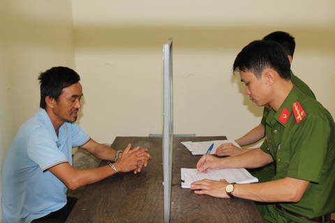 Vụ ô tô bị mất trộm ở TP Vinh: Bắt hai anh em ruột- Ảnh 1. Công an làm việc với Nguyễn Tư Dũng - người lấy trộm ô tô của anh H. - Ảnh: Công an cung cấp
