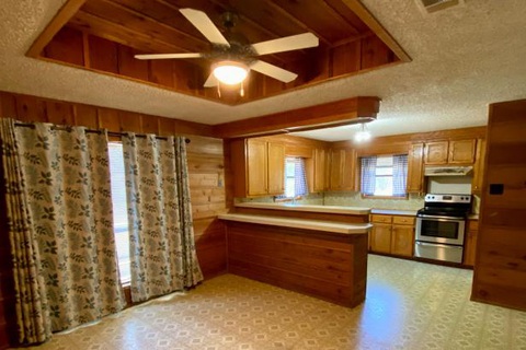 Khám phá ngôi nhà chữ A màu hồng ngọt ngào- Ảnh 4. Phòng bếp và phòng ăn cũ - Ảnh: HGTV