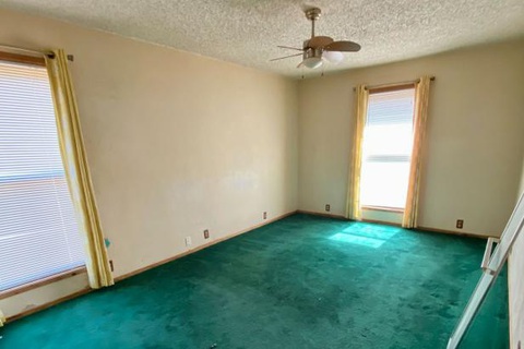 Khám phá ngôi nhà chữ A màu hồng ngọt ngào- Ảnh 5. Một phòng ngủ trên lầu - Ảnh: HGTV