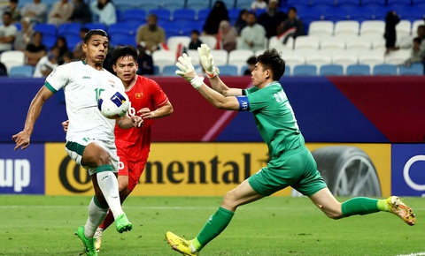 Thủ môn Quan Văn Chuẩn trong tình huống phạm lỗi bị phạt đền sau khi VAR can thiệp - Ảnh: AFP Thủ môn Quan Văn Chuẩn trong tình huống phạm lỗi bị phạt đền sau khi VAR can thiệp - Ảnh: AFP
