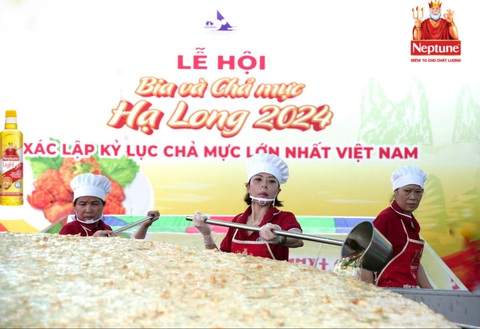 4.400 lít dầu ăn chiên chiếc chả mực lớn nhất Việt Nam- Ảnh 2. Các cơ sở chế biến và nghệ nhân làm chả mực tại Hạ Long đánh giá cao chất lượng dầu ăn thượng hạng Neptune Light - Ảnh: THANH THẢO
