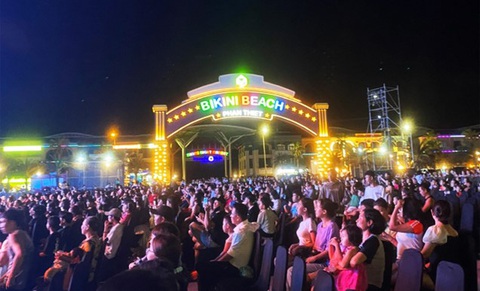 Du khách hào hứng với Carnival NovaWorld Phan Thiet- Ảnh 1. Du khách phấn khích và hào hứng với chuỗi lễ hội Carnival Novaworld Phan Thiet dịp 30/4