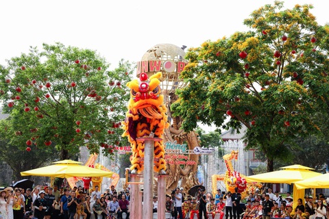 Hàng ngàn du khách đổ về Sa Pa, Hạ Long, Sầm Sơn- Ảnh 2. Liên hoan thi đấu Lân Sư Rồng cúp Sun World Ha Long mở rộng 2024 thu hút người xem