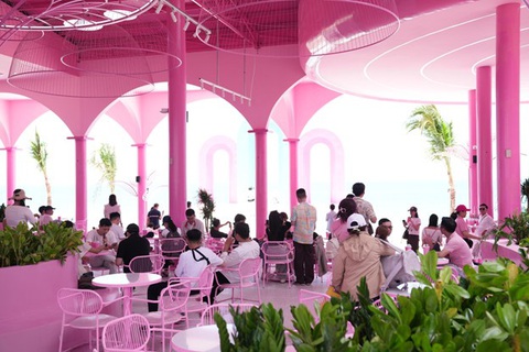 Du khách hào hứng với Carnival NovaWorld Phan Thiet- Ảnh 5. Café Pinky Garden ngập tràn màu hồng cực kỳ ấn tượng