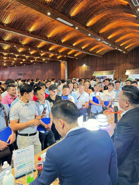 Tọa đàm ion kiềm tươi Daikiosan: chứng thực công dụng, công nghệ- Ảnh 1. Khách hàng, người tham gia tọa đàm cùng chứng thực về công nghệ và công dụng của nước ion kiềm tươi thông qua các bài kiểm tra của nhà sản xuất
