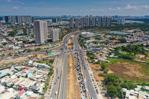 Theo Ban Quản lý dự án đầu tư xây dựng các công trình giao thông TP.HCM (chủ đầu tư), nút giao An Phú được khởi công cuối năm 2022 dự kiến hoàn thành dịp 30-4-2025. Công trình này có mức đầu tư đến 3.400 tỉ đồng và được đánh giá là nút giao hiện đại bậc nhất TP.HCM - Ảnh: QUANG ĐỊNH Theo Ban Quản lý dự án đầu tư xây dựng các công trình giao thông TP.HCM (chủ đầu tư), nút giao An Phú được khởi công cuối năm 2022 dự kiến hoàn thành dịp 30-4-2025. Công trình này có mức đầu tư đến 3.400 tỉ đồng và được đánh giá là nút giao hiện đại bậc nhất TP.HCM