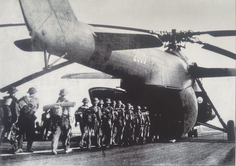 Quân đoàn 1 từ hậu phương hành quân bằng máy bay tham gia Chiến dịch Hồ Chí Minh tháng 4-1975 Quân đoàn 1 từ hậu phương hành quân bằng máy bay tham gia Chiến dịch Hồ Chí Minh tháng 4-1975