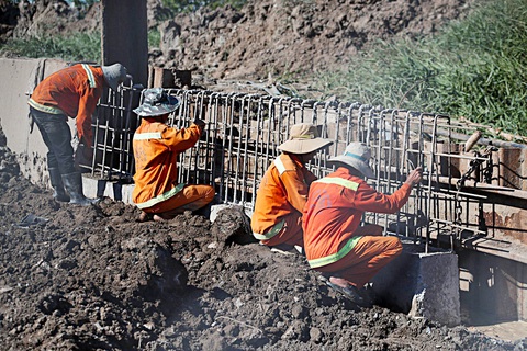 Công nhân khẩn trương thi công dự án quốc lộ 50 Công nhân khẩn trương thi công dự án quốc lộ 50