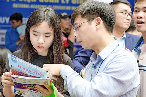 Thí sinh tìm hiểu thông tin về trường, ngành trước mùa tuyển sinh đại học, cao đẳng - Ảnh: NAM TRẦN Thí sinh tìm hiểu thông tin về trường, ngành trước mùa tuyển sinh đại học, cao đẳng - Ảnh: NAM TRẦN