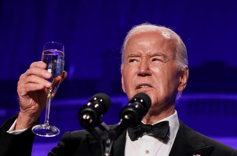 Tổng thống Biden nói ông đang tranh cử với 'đứa trẻ 6 tuổi' Donald Trump- Ảnh 1. Tổng thống Mỹ Joe Biden nâng ly chúc mừng trong tiệc tối của Hiệp hội Phóng viên Nhà Trắng ở Washington D.C ngày 27-4 - Ảnh: REUTERS