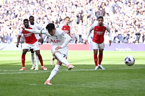 Thắng nghẹt thở Tottenham, Arsenal vẫn tạm giữ ngôi đầu- Ảnh 3. Bàn thắng của Son Heung Min khiến CĐV Arsenal phải lo lắng trong những phút cuối - Ảnh: REUTERS
