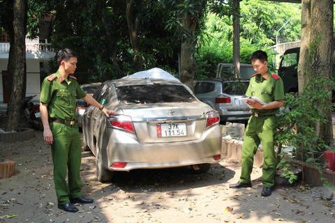 Vụ ô tô bị mất trộm ở TP Vinh: Bắt hai anh em ruột- Ảnh 2. Công an đưa chiếc ô tô bị mất trộm về trụ sở để điều tra - Ảnh: Công an cung cấp