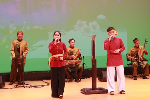 Hội An mang bài chòi sang Nhật quảng bá du lịch- Ảnh 1. Các nghệ sĩ Hội An biểu diễn bài chòi tại Nhật - Ảnh: N.V.