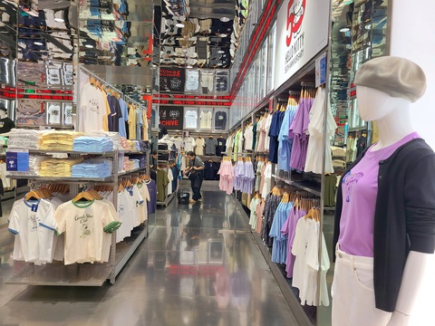 Nhiều trung tâm thương mại, khu mua sắm im ắng dịp lễ- Ảnh 4. Khách mua sắm lác đác tại Parkson Lê Thánh Tôn (quận 1)