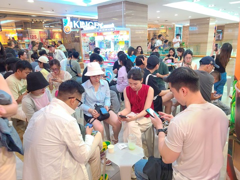 Nhiều trung tâm thương mại, khu mua sắm im ắng dịp lễ- Ảnh 2. Khách chủ yếu tập trung đông đúc tai các cửa hàng ăn uống có nhiều ưu đãi, khuyến mãi, bình dân