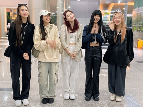 De GIFT’ khoe visual cực 'bén' tại sân bay, chào khán giả bằng tiếng Việt- Ảnh 2. De GIFT’ khoe visual cực 'bén' tại sân bay, chào khán giả bằng tiếng Việt- Ảnh 2.