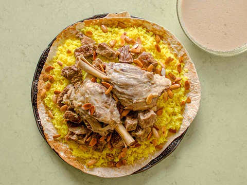 Nơi có món ăn khiến thực khách ngủ luôn tại chỗ- Ảnh 1. Một đĩa mansaf truyền thống với thịt cừu nấu cùng sốt bơ, ăn kèm cơm.