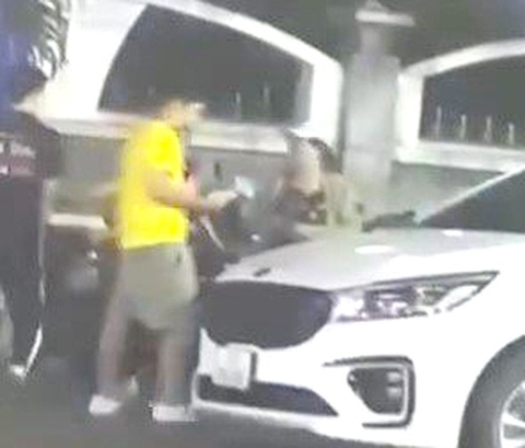 Một người phụ nữ thu tiền đậu xe của du khách tại đường Nguyễn Huệ, TP Quy Nhơn vào tối 28-4 - Ảnh cắt từ clip Một người phụ nữ thu tiền đậu xe tại đường Nguyễn Huệ, TP Quy Nhơn tối 28-4 - Ảnh cắt từ clip