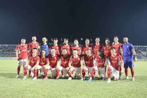 Mua vé cả triệu đồng mà đưa ca sĩ, streamer vô đá với huyền thoại Brazil, cộng đồng mạng tranh cãi- Ảnh 1. Đội hình ngôi sao Việt Nam đối đầu với các huyền thoại bóng đá Brazil - Ảnh: THẮNG LÊ