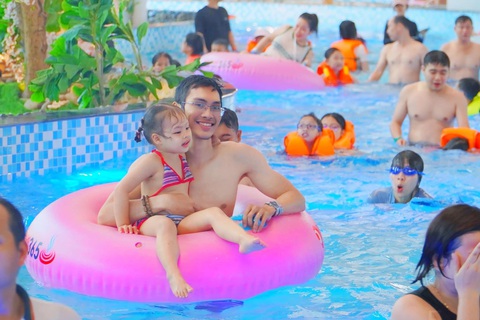 Điểm vui chơi dưới nước, trong nhà ở Đà Nẵng 'hốt bạc' nhờ... quá nóng- Ảnh 3. Nhiều gia đình có trẻ nhỏ lựa chọn các điểm đến có nước để vui chơi trong ngày nắng - Ảnh: T.ĐÔNG