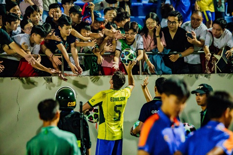 Mua vé cả triệu đồng mà đưa ca sĩ, streamer vô đá với huyền thoại Brazil, cộng đồng mạng tranh cãi- Ảnh 3. Các ngôi sao bóng đá Brazil giao lưu cùng khán giả Đà Nẵng - Ảnh: BẢO LÂM