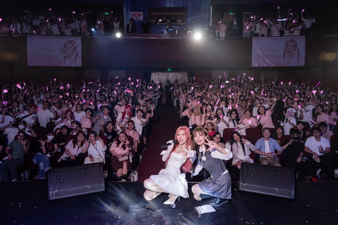 Fan meeting Trang Pháp bỗng hóa nơi 'chữa lành' cho fan- Ảnh 5. Trước khi chia tay, Trang Pháp hứa hẹn sẽ cố gắng để mang đến fan những chương trình đặc biệt hơn nữa trong tương lai.