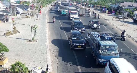 Tội nghiệp cầu Rạch Miễu gồng gánh xe, sao không điều phà giải cứu?- Ảnh 3. Cầu Rạch Miễu vào chiều 29-4 đã thông thoáng hơn - Ảnh: MẬU TRƯỜNG