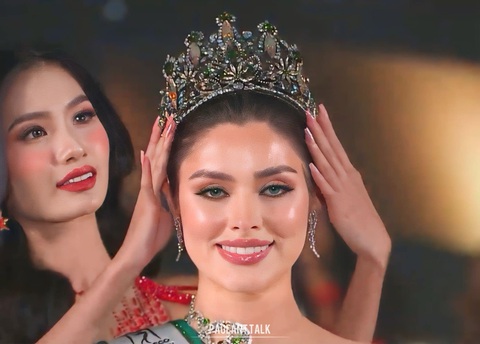 Hoa hậu Nguyễn Thanh Hà trao vương miện cho Miss Eco International 2024 - Ảnh: Pageant Talk Hoa hậu Nguyễn Thanh Hà trao vương miện cho Miss Eco International 2024 - Ảnh: Pageant Talk