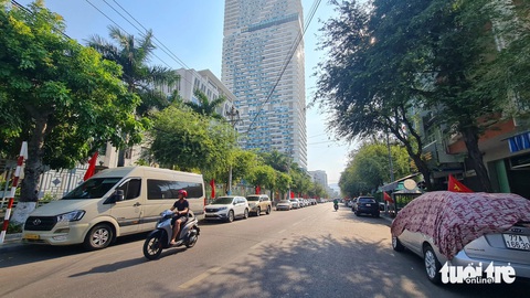 Xe ô tô đậu trên đường Nguyễn Huệ sáng ngày 29-4 - Ảnh: LÂM THIÊN Nhiều ô tô đậu trên đường Nguyễn Huệ sáng 29-4 - Ảnh: LÂM THIÊN