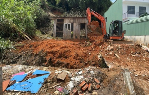 Đà Lạt xử lý nhanh phản ánh nạo đất chân ta luy gây sạt lở- Ảnh 1. Máy xúc dọn đất ở khu vực bạn đọc báo Tuổi Trẻ Online phản ánh - Ảnh: L.A