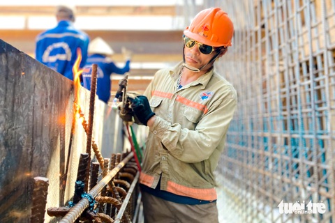 Nhiều công trình giao thông trọng điểm ở TP.HCM làm xuyên lễ- Ảnh 1. Công nhân làm việc trên công trình nút giao An Phú (TP Thủ Đức, TP.HCM) sáng 29-4 - Ảnh: TIẾN QUỐC