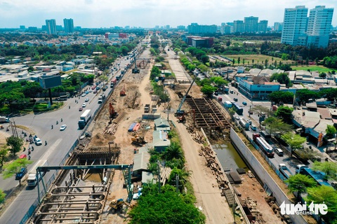Nhiều công trình giao thông trọng điểm ở TP.HCM làm xuyên lễ- Ảnh 17. Ở phía Nam TP, hầm chui Nguyễn Văn Linh - Nguyễn Hữu Thọ (quận 7) cũng là một trong số các công trình giao thông trọng điểm thi công xuyên lễ. Dự kiến hầm chui sẽ thông xe cuối năm nay - Ảnh: PHƯƠNG NHI