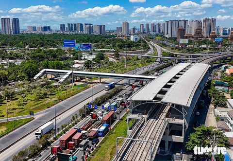 Tăng tốc làm cầu đi bộ kết nối tuyến metro số 1- Ảnh 1. Cầu đi bộ kết nối nhà ga trên cao Rạch Chiếc (thuộc tuyến metro số 1) - Ảnh: CHÂU TUẤN