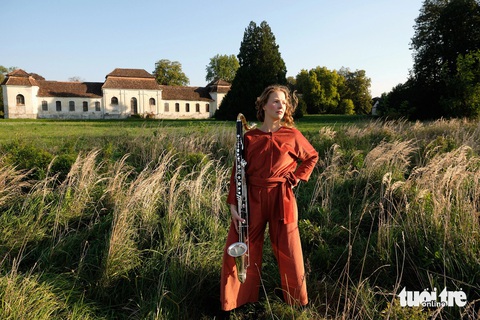 Chiều nay ở Đà Lạt được nghe hòa nhạc kèn clarinet với đàn tranh- Ảnh 1. Nghệ sĩ Anna Koch (người Áo) - Ảnh: Đại sứ quán Áo