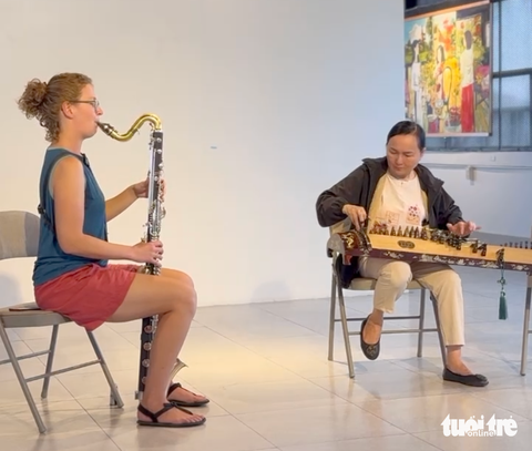 Chiều nay ở Đà Lạt được nghe hòa nhạc kèn clarinet với đàn tranh- Ảnh 3. Nghệ sĩ Anna Koch (người Áo) và nghệ sĩ Thu Quyến tập luyện tại Đà Lạt - Ảnh: HIỀN NGUYỄN